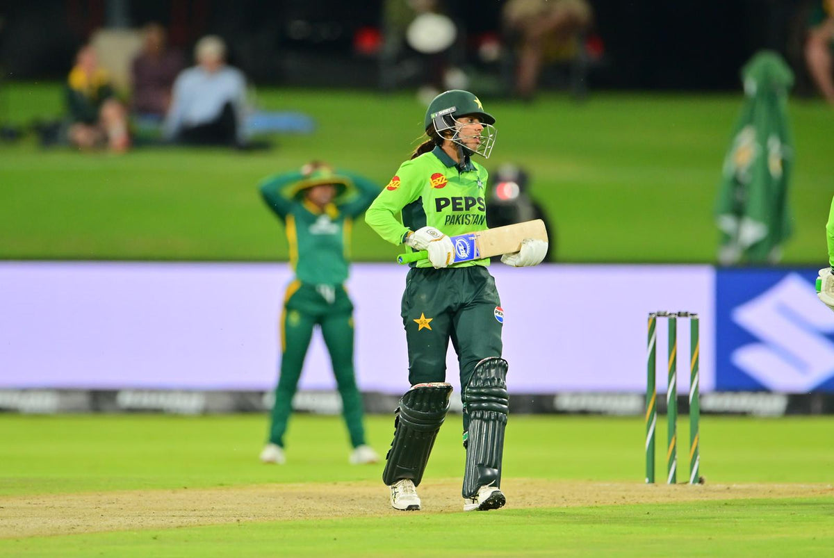 Syeda Aroob Shah playing cricket